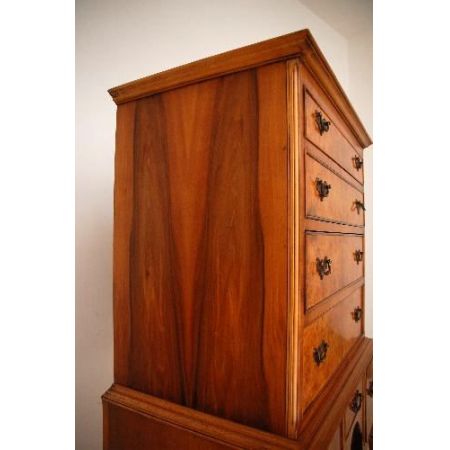 seltene Kommode in Nussbaum mit Queen-Anne Beinen  Tallboy on Legs