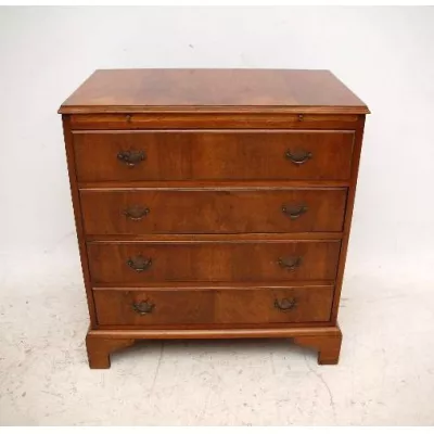 Antikes kommode aus Nussbaum  Bachelor's Chest 