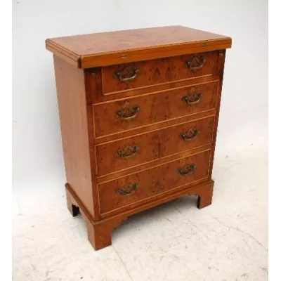 Antike Kommode aus Eibe  Yew Wood Bachelor's Chest