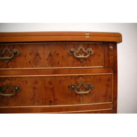 Antike Kommode aus Eibe  Yew Wood Bachelor's Chest