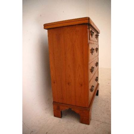 Antike Kommode aus Eibe  Yew Wood Bachelor's Chest