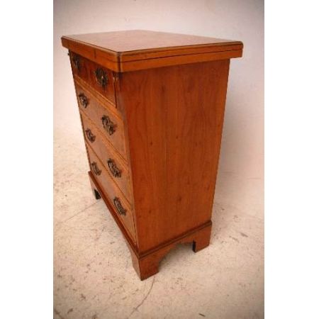 Antike Kommode aus Eibe  Yew Wood Bachelor's Chest