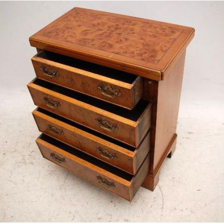 Antike Kommode aus Eibe  Yew Wood Bachelor's Chest