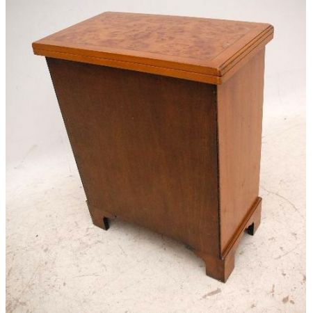 Antike Kommode aus Eibe  Yew Wood Bachelor's Chest