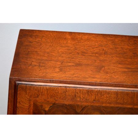 Antiker Oyster Veneer Schreibtischkommode