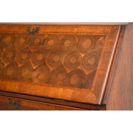 Antiker Oyster Veneer Schreibtischkommode