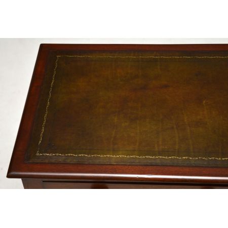 Mahagoni-Leder-Schreibtisch "Queen Victoria"