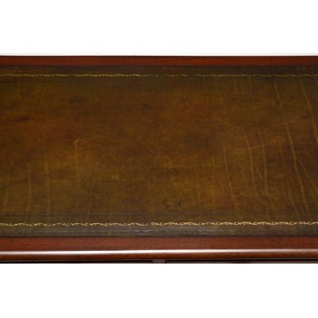 Mahagoni-Leder-Schreibtisch "Queen Victoria"