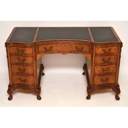 Der antike Queen Anne Style Nussbaum Schreibtisch