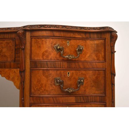 Der antike Queen Anne Style Nussbaum Schreibtisch