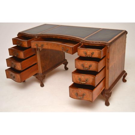 Der antike Queen Anne Style Nussbaum Schreibtisch