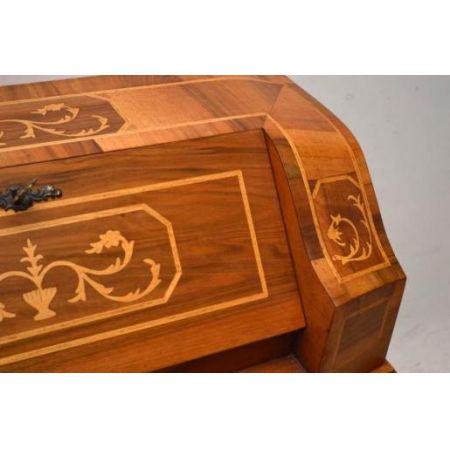 Antikes Bueau ungwönlich intarsiert 