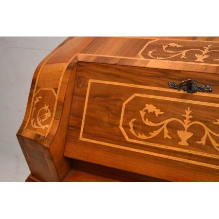 Antikes Bueau ungwönlich intarsiert 