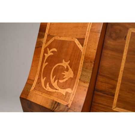 Antikes Bueau ungwönlich intarsiert 