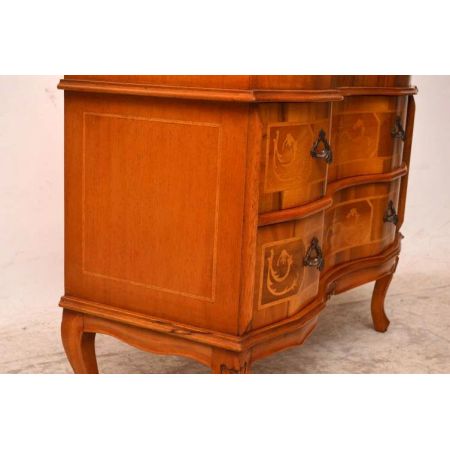 Antikes Bueau ungwönlich intarsiert 