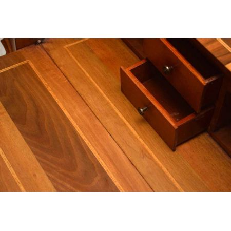 Antikes Bueau ungwönlich intarsiert 