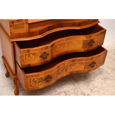 Antikes Bueau ungwönlich intarsiert 