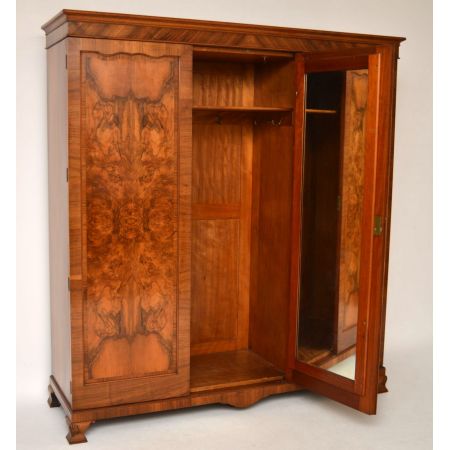 Antiker Burr Nussbaum dreitüriger Kleiderschrank