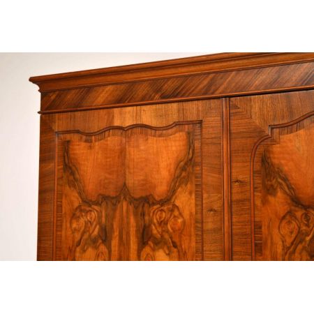 Antiker Burr Nussbaum dreitüriger Kleiderschrank