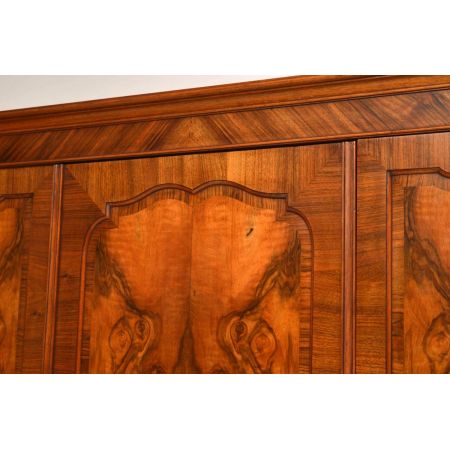 Antiker Burr Nussbaum dreitüriger Kleiderschrank