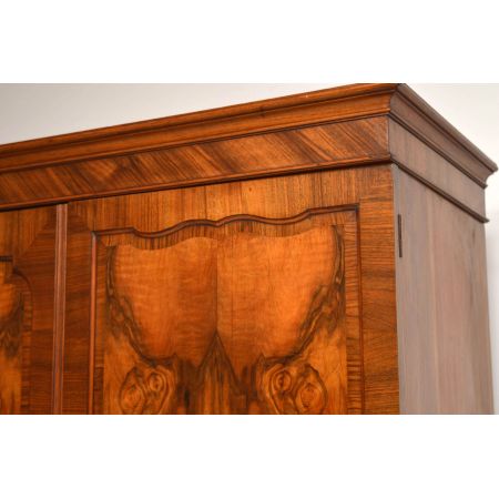 Antiker Burr Nussbaum dreitüriger Kleiderschrank