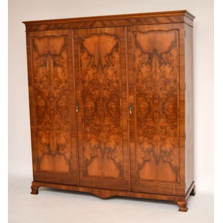 Antiker Burr Nussbaum dreitüriger Kleiderschrank