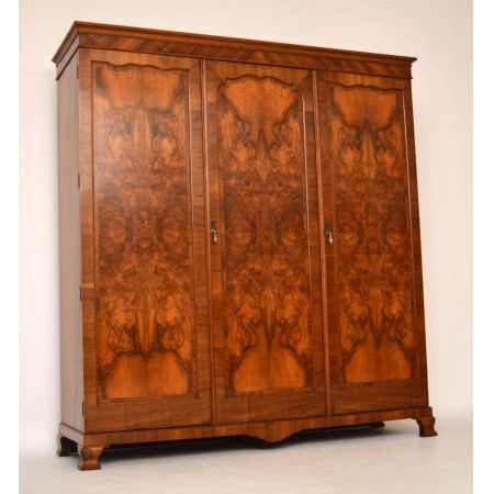 Antiker Burr Nussbaum dreitüriger Kleiderschrank
