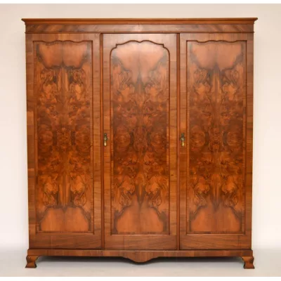 Antiker Burr Nussbaum dreitüriger Kleiderschrank