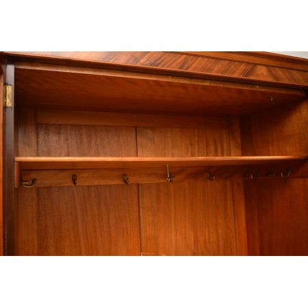 Antiker Burr Nussbaum dreitüriger Kleiderschrank