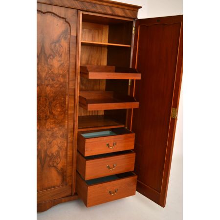 Antiker Burr Nussbaum dreitüriger Kleiderschrank