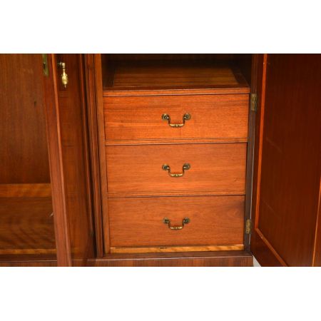 Antiker Burr Nussbaum dreitüriger Kleiderschrank