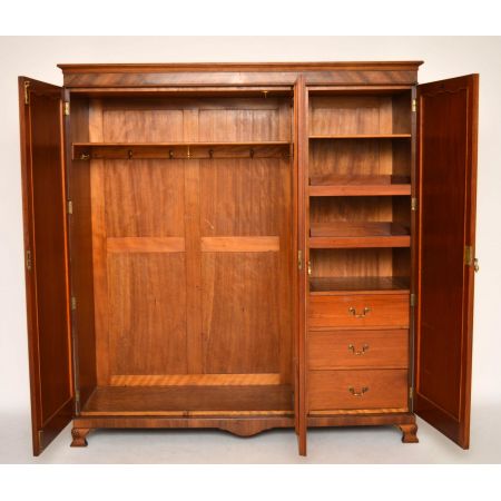 Antiker Burr Nussbaum dreitüriger Kleiderschrank