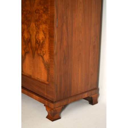 Antiker Burr Nussbaum dreitüriger Kleiderschrank