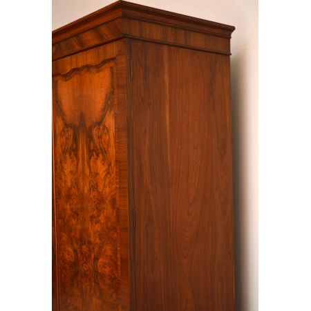 Antiker Burr Nussbaum dreitüriger Kleiderschrank