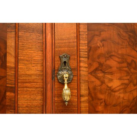 Antiker Burr Nussbaum dreitüriger Kleiderschrank