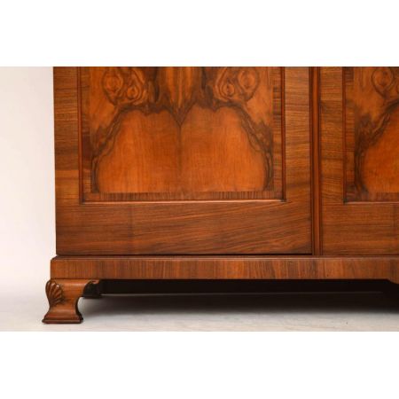 Antiker Burr Nussbaum dreitüriger Kleiderschrank