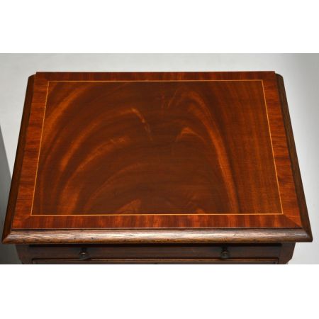 Ein Paar Regency-Stil Mahagoni Nachtschränkchen