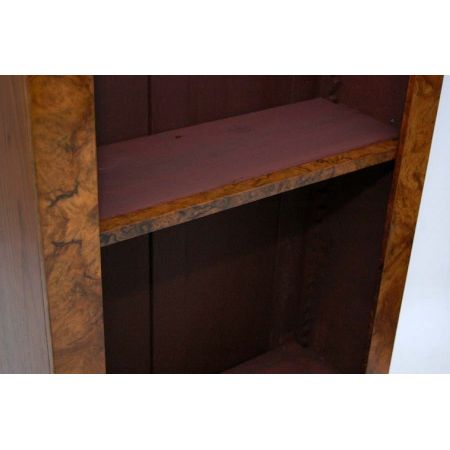 Ein Paar hohe antike Victorian Burr Nussbaum Bücherschränke