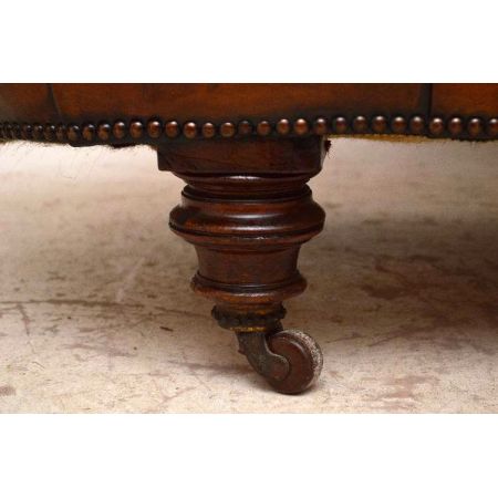 "Victorian Deep Buttoned Leather Chaise Longue" antik