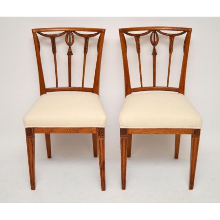 Ein Paar antike georgische Stühle