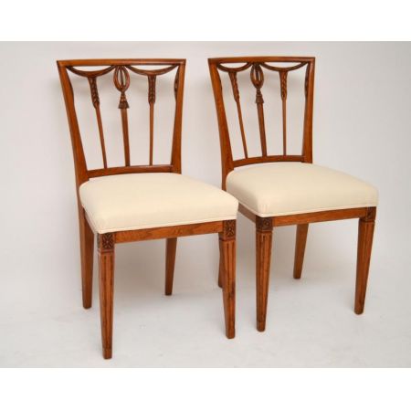 Ein Paar antike georgische Stühle