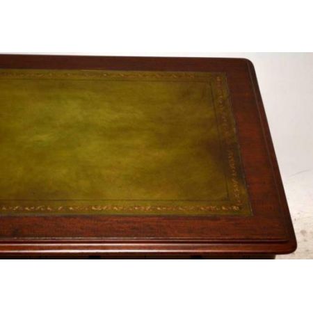 Schreibtisch aus der Viktorianische zeit typisch seine Beine die Lederplatte ist erneuert 