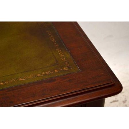 Schreibtisch aus der Viktorianische zeit typisch seine Beine die Lederplatte ist erneuert 