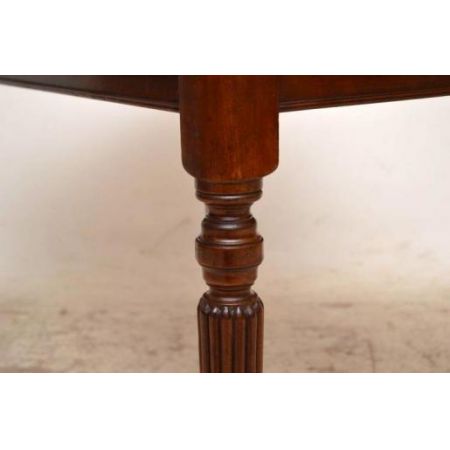 Schreibtisch aus der Viktorianische zeit typisch seine Beine die Lederplatte ist erneuert 