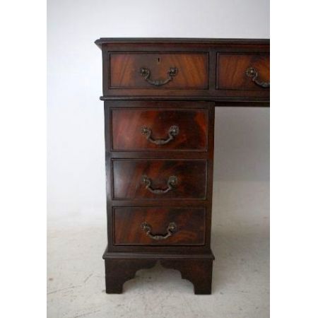 Mahagoni Schreibtisch mit  handgeprägter Lederplatte 9 Schubladen 