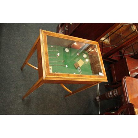 "Showcase" Vitrine in Eibe - auch in Mahagoni erhältlich