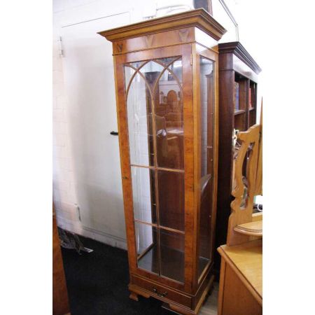 "Showcase" Vitrine in Eibe - auch in Mahagoni erhältlich