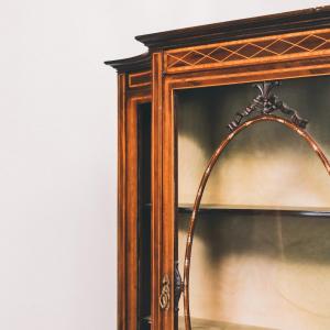 Edwardian Display Cabinet, Vitrine mit Perlmutt Intarsien, Schrank mit Glasfront