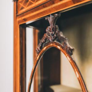 Edwardian Display Cabinet, Vitrine mit Perlmutt Intarsien, Schrank mit Glasfront