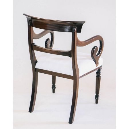 Ein Paar viktorianische Armlehnstühle / armchair aus Mahagoni mit scroll arms